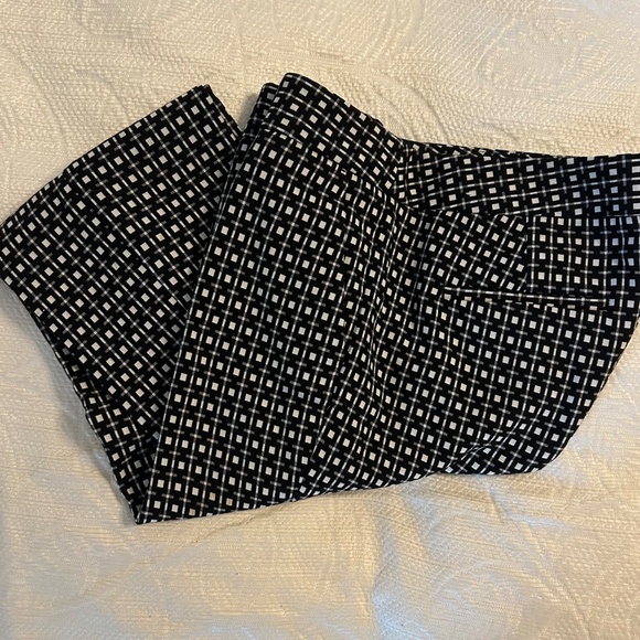 Women’s Express Brand‎ Black & White Geometric Pattern Pants | Size 6R - Picture 1 of 8